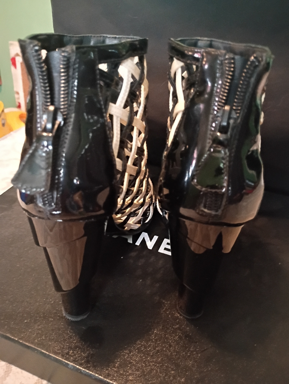 CHANEL Black and Cream Woven Patent Leather Ankle Booties Sz EUR 35 - Picture 3 of 6